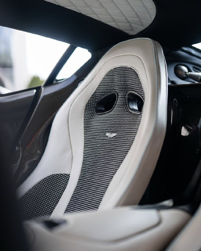 Aston Martin 1-77 4