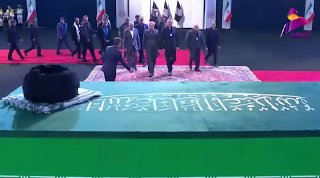 משלחת עיראקית, כולל גורמי פרלמנט ושבטים, נפרדת מח'אמנאי המנוח