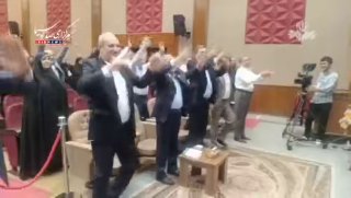 🎦 כאשר שר וראשי החינוך של המדינה מתעמלים באולם הכנסים