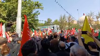 המכונית שנשאה את גופתו של מר ההרוג אירן חלפה מול מסגד אוניברסיטת שריף