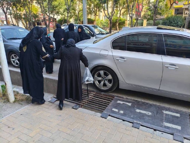 اینجا زنجان است: همشهریان عزیزاگر تو اماکن عمومی پل بود، ماشینتون رو اونجا پارک نکنیدمانع عبور و مرور عابرین خصوصا سالمندان و کودکان میشه