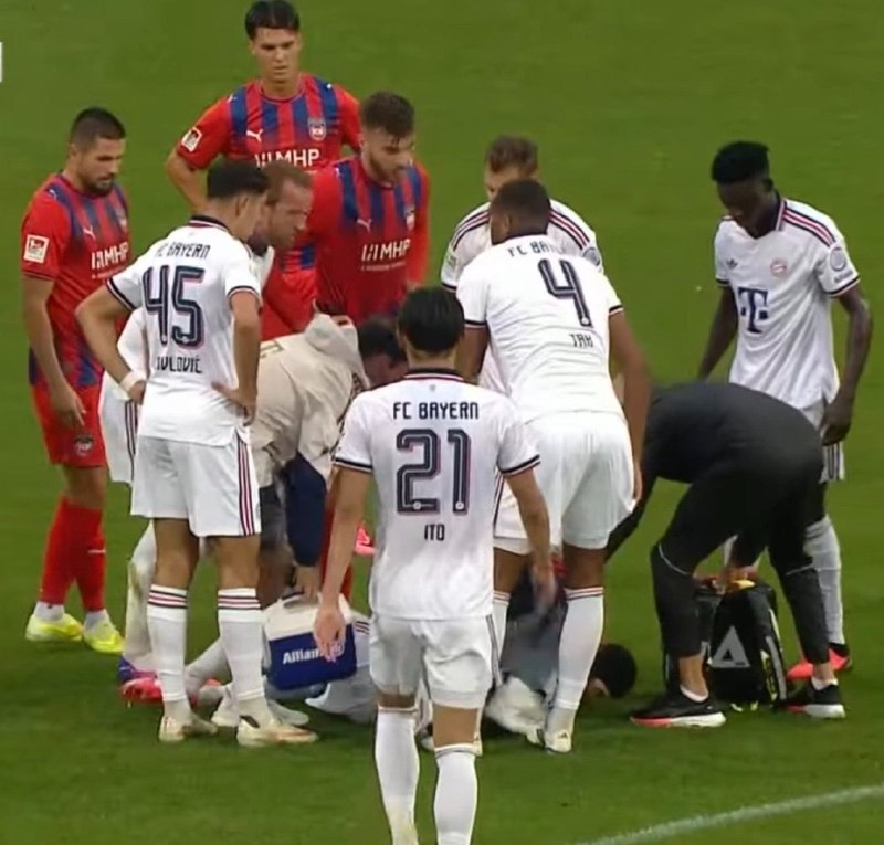 ⚽️Tans Footbali⚽️: جمال موسیالا به دلیل گرمای شدید هوا تو جریان بازی با لایپزیش از هوش رفت! +حالا حدس بزنید دما چند درجه بود؟ °30 😂😂 @Tans_