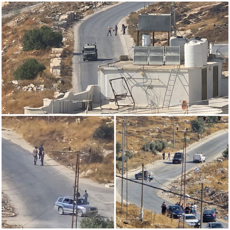 מתנחלים חוסמים את הכביש המוביל לאזור 'אל-עדיסה' בעיירה סעיר מצפון לחברון.