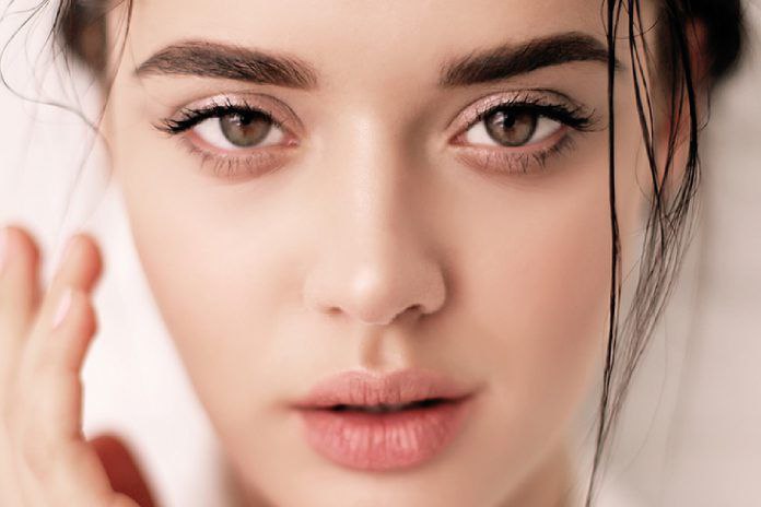 👑 مـــلکـة شـــو 👑: یه عمر حسرتِ پوست بی لک و صافِ مردمو خوردیم گفتیم فلانی چقدر خوب مونده! شما نسبت به سنت نیفتادی! فقط بلد نیستی چجوری به 
