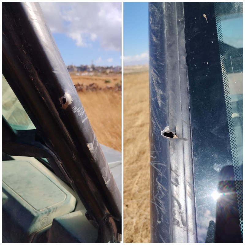 מקורות עבריים: סימני קליעי התנגדות על רכבו של מתנחל לאחר פיגוע ירי סמוך לכפר "אל-מוג'יר" מצפון-מזרח לרמאללה, אתמול.