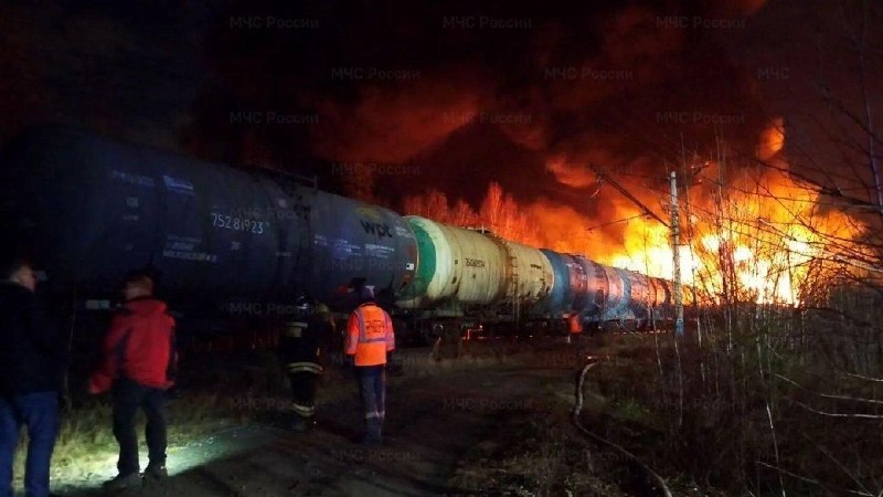ברוסיה ירדו לפתע 39 קרונות של רכבת משא: שבעה מכלי דלק עלו באש. משרד החירום של הפדרציה הרוסית אינו מדווח על…