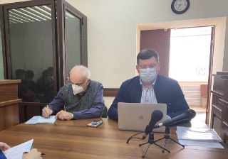 Прокуратура запросила 600 тысяч рублей штрафа для отца Леонида Волкова за два доната ФБК* по тысяче рублей.Гособвинение посчитало, что нет нужды изолировать Михаила Волкова от общества, передаёт корреспондент It's My City из зала суда. Отца политика судят 