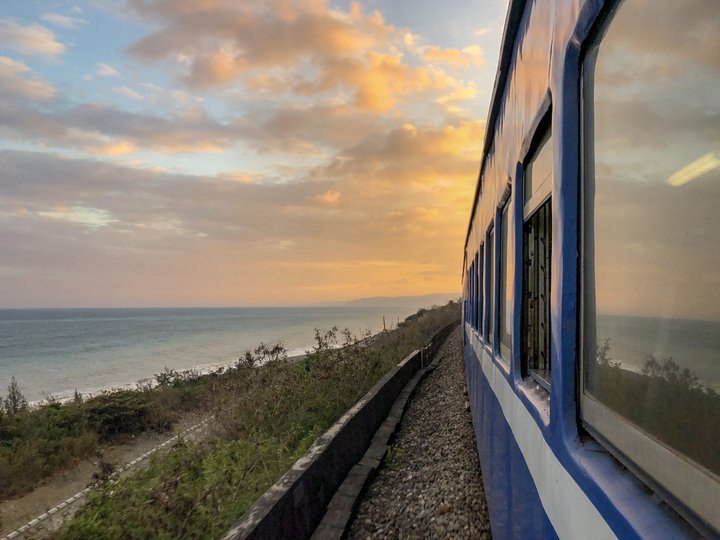 ｜台東｜南方以南 穿山越嶺看見海的藍皮鈍行列車
