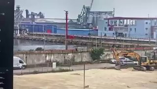 Морской дрон, вероятно, украинский взорвался в румынском порту Морской беспилотник взорвался сегодня утром в порту Констанца — крупнейшем морском порту Румынии в Черном море. Об этом пишут местные издания HotNews и Digi24.  🔵 Подробности. Дрон застрял в да