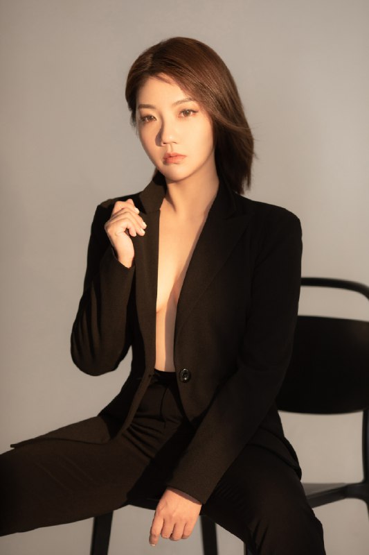 这套也太A太我本人了，脸好精致！比我2019年底摄影师拍的好看，灰灰这审美真的绝了！@杨灰灰Zelda 🧡🧡🧡上面三张45AI，战胜我的摄影师系列