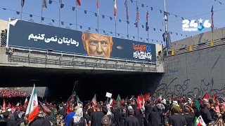 🇮🇱 תיעוד: אבנים הושלכו לעבר תמונתו של טראמפ בהלווית ח'אמנאי. המונים יצאו בסיסמאות נגד נשיא ארה"ב וקראו לו…
