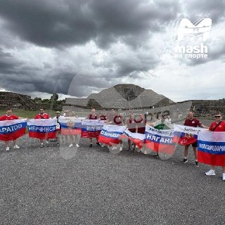 Российские флаги на фоне легендарной пирамиды в Теотиуакане и стадиона "Ацтека" в Мексике. Наши болельщики, которые вчера побывали на первом матче мундиаля продолжают покорять страны ЧМ-2026 и отмечают вместе со всеми День России 🇷🇺 С праздником всех!❗️ Ma