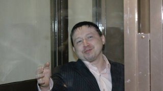 Беглого нотариуса Фаиля Садретдинова выдали России из Таиланда. Его обвиняют в организации банды "чёрных риелторов", которая отбирала квартиры у одиноких пенсионеров и людей с зависимостями.Садретдинова объявили в международный розыск, заочно арестовали, а