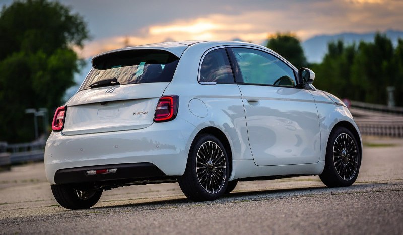 Fiat представил гибридный 500 на базе электрической версии 3