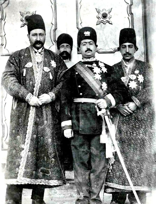 تاریخ ایران و جهان: وصف محمدعلی میرزای ولیعهد و پسران مظفرالدین شاه از محمدعلی فروغی: کم کم صحبت ولیعهد(محمدعلی شاه) پیش آمد، مذکور شد و ساب