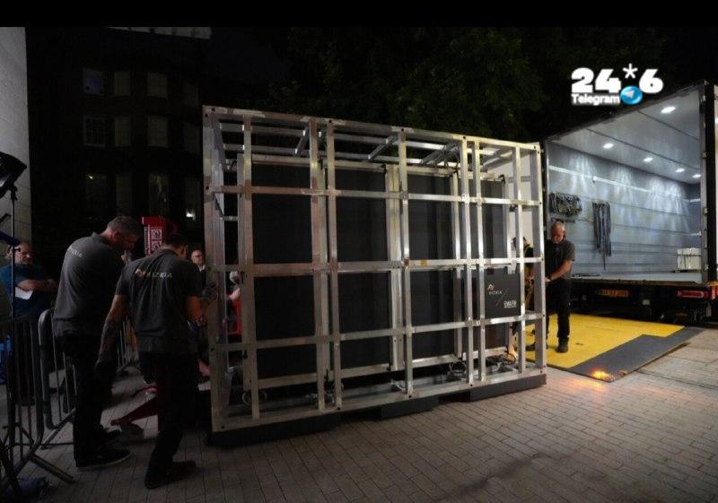 🇮🇱 בימים הקרובים יעבור השטיח תהליך התאקלמות, ולאחר מכן ייפרש בזהירות לקראת פתיחת התערוכה, שצפויה להיות מה…