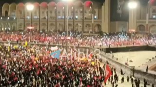 המונים גדולים ממלאים את אולם התפילה בטהרן כדי להשתתף בפרידה ממנהיג המהפכה האסלאמית, מר עלי חמינאי.