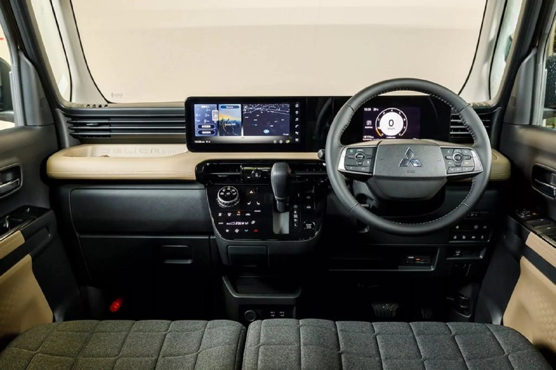 Официальные фото новый Mitsubishi Delica Mini 3