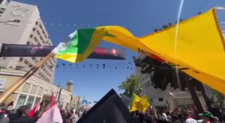 גדודי חיזבאללה של מנסורה משתתפות בהלווייתו של האימאם ההרוג שלנו (יהי רצון שה' יהיה מרוצה ממנו) במשהד, ירושלים.