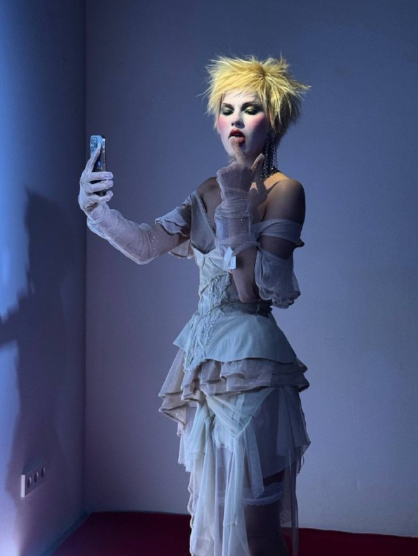 На первой фотографии — наша съёмка, а дальше, две женщины, которые занимают особенное место в моей жизни.Vivienne — та, что постарше. Родом из Англии, она стала известна всему миру как мать панка и величайший дизайнер, перевернувший представление о моде и бунте.Nana — на плакате. Японская анимация, аниме-персонаж, молодая рок-певица, мечтающая стать звездой и пробивающая себе путь через хаос творческой жизни.Как по мне, история Вивьенн и группы Sex Pistols стала ключевым вдохновением для аниме NANA: в нём переигрывается вся драма отношений творческих людей, их взлёты, падения и внутренние конфликты.Стиль и смелые прически Вивьен — от истинно панковских до отчаянно креативных (ирокезы и бритая голова) — вдохновляют меня тем, что ради результата нужно быть готовым работать, пробовать, ошибаться и снова идти вперёд.И вот между ними возникает важный код, связующая нить моего вдохновения: NANA или Vivienne Westwood?На первой фотографии — наша съёмка, а дальше, две женщины, которые занимают особенное место в моей жизни.Vivienne — та, что постарше. Родом из Англии, она стала известна всему миру как мать панка и величайший дизайнер, перевернувший представление о моде и бунте.Nana — на плакате. Японская анимация, аниме-персонаж, молодая рок-певица, мечтающая стать звездой и пробивающая себе путь через хаос творческой жизни.Как по мне, история Вивьенн и группы Sex Pistols стала ключевым вдохновением для аниме NANA: в нём переигрывается вся драма отношений творческих людей, их взлёты, падения и внутренние конфликты.Стиль и смелые прически Вивьен — от истинно панковских до отчаянно креативных (ирокезы и бритая голова) — вдохновляют меня тем, что ради результата нужно быть готовым работать, пробовать, ошибаться и снова идти вперёд.И вот между ними возникает важный код, связующая нить моего вдохновения: NANA или Vivienne Westwood?