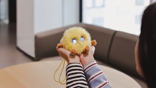 Плюшевый товарищ майор от Huawei Компания представила умную игрушку Hanhan со встроенной нейронкой для общения с детьми. Игрушка нашпигована датчиками и способна распознавать и запоминать не только речь, но и жесты вроде поглаживаний, на которые Hanhan буд