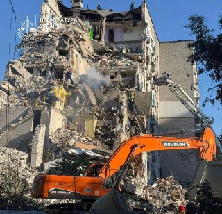 Во время российского удара по Киеву погибли 13 человек, более 80 пострадали  По данным мэра города Виталия Кличко, пострадали 86 человек, 70 из них госпитализированы.  ⚪️ Масштаб атаки. По словам Клименко, в городе повреждены более 20 жилых домов. В Дарниц