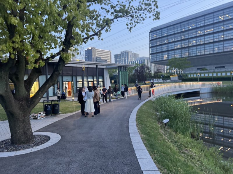 昨天晚上去koji@杨远骋Koji 在上海漕河泾的AI Hacker House，参加小红书开发者大会之后的线下party，氛围太好了！认识了很多有趣的小伙伴！很荣幸「启师傅AI客厅」略微参与了一下party的筹备工作！这次AI聚会，良渚代表团儿的人数竟然超过了杭州代表团儿 哈哈哈这个场地也超赞，湖边的独栋大house，外面的草坪可以随时席地而坐