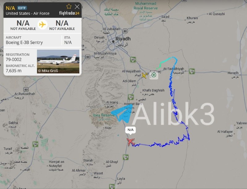 מטוס אזהרה מוקדמת E-3B אמריקאי טס מעל ערב הסעודית.