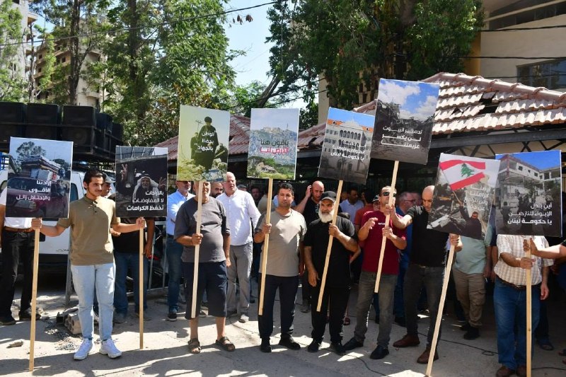תושבי העיירות כפר תבנית, זוותאר שרקייה וגרבייה, נבטיה אל-פאוקה, יחמר וארנון ערכו ישיבה מול בניין נפת נבטי ב…