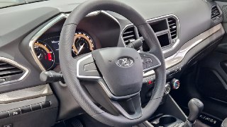 У Lada Vesta снова заклинило руль — на этот раз дошло до аварииВодитель во время поездки по трассе попыталась войти в небольшой поворот, после чего руль заклинило, а машина улетела в кювет и трижды перевернулась. Девушка жива, но не совсем здорова — у неё 