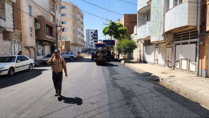 در شهر: #شهرداری_در_خدمت_شهروندان🔹عملیات آسفالت ریزی در خیابان ۲۰ بهمن، کوچه شهدای کامران به همت معاونت امور زیربنایی و ترافیک ش