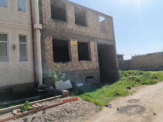 Sotiladi 2 qavat korobka hovli 2.6 sotix Xonobod. Mo'ljal 352 maktab.