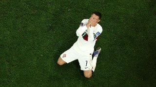 Криштиану Роналду вылетает с Чемпионата мира. Португалец сыграл, возможно, свой последний матч за сборную. Испанцы забили гол за пять минут до конца компенсированного времени и вышли в четвертьфинал турнира.❗️ Mash на спорте в MAX