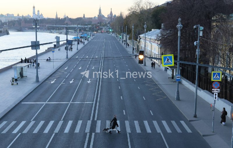 כיסוי התחיל. התנועה סגורה באופן זמני: • רחוב Tverskaya. רחוב Znamenke • התגלמות Prechistensky מן טבעת הגן א…