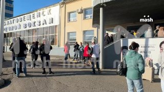 Паром в Китай открыли в Благовещенске. Добраться за 15 минут до Хэйхэ без визы российским туристам не дают перекупы, которые сметают все билеты и провоцируют очереди на 7–10 часов.Навигацию открыли 9 мая, продажи стартовали днём ранее — 8-го числа. Цена — 