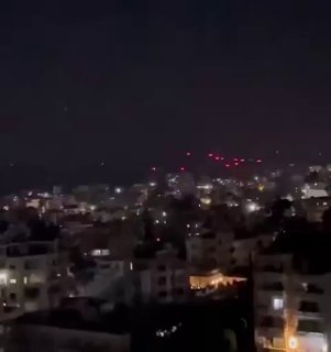 סוריה: כוחות הממשלה ומיליציות שבטיות בעלות הברית הפגיזו את השכונות המערביות של סויידה במרגמות ומקלעי 23 מ"מ…