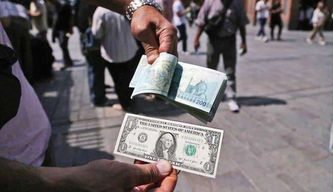 Iranjib | ایران جیب: 💵 عملیات مهار التهاب در بازار ارز عبور نرخ دلار از مرز 200 هزار تومان، سیاستگذار ارزی را وارد مرحله تازه‌ای از مدیریت با