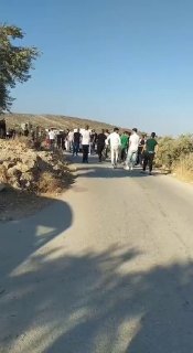 דחוף: מספר רב של צעירים מתמודדים עם תקיפת מתנחלים באזור המזרחי של העיירה בית פוריק, מזרחית לשכם.