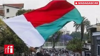 马达加斯加政局混沌法国表态非洲东岸外海大岛马达加斯加的政治局势在周一（2025年10月13日）早上仍不明朗。据本台法广非洲组（RFI Afrique）法语通讯员发自安塔那那利佛（Antananariv）的消息，目前已知马达加斯加军方总参谋长已经换人。在新任武装力量部长Gal Manantsoa Deramasinjaka Rakotoarivelo的见证下，由该国[军队行政技术服务部门及其人员兵团](CAPSAT)选择的一名将军（Gal Démosthène Pikulas）已于周日（10月12日）接掌总参