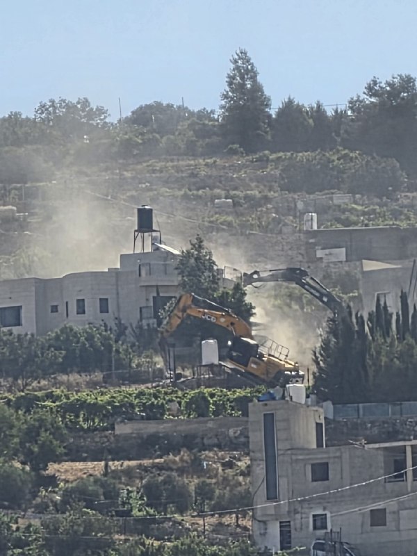 הריסות גדולות ומתמשכות של בתים מיושבים מתבצעות כעת על ידי הכיבוש בעיירה נחלין, מערבית לבית לחם.