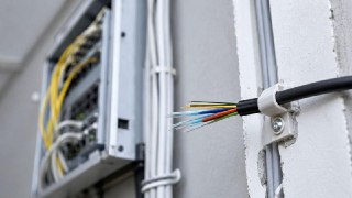 В России будут штрафовать за недопуск интернет-провайдеров в многоквартирные домаВладимир Путин подписал закон о штрафах для управляющих компаний за нарушение правил взаимодействия с операторами — до 50 тысяч рублей для должностных лиц и до 1 млн рублей дл
