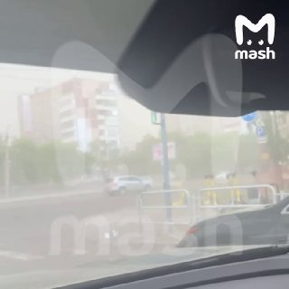 Мощный ураган в Челябинске — ветер повалил десятки деревьев и повредил около 15 машин. В некоторых районах, особенно рядом со стройками, началась пылевая буря. На центральной площади города дерево рухнуло прямо на проезжую часть. Ветер сносит крыши и дорож
