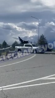 В кортеже Путина во Владивостоке оказался пикап с пулеметом, очевидцы сняли его на видео.Кроме того, при выходе из самолета Путин использовал закрытый трап с арочным ограждением.Такая же конструкция использовалась во время его недавней поездке в Бишкек, а 