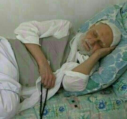 مجمع البحرین: ✳️ آیت الله بهجت (ره):🔹وداع از این دنیا برای ما بسیار نزدیک است . ولی ما آن را بسیار دور می بینیم وگرنه این قدر با هم نز