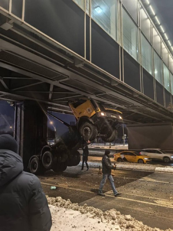 Самосвал перекрыл движение на юге Москвы 2