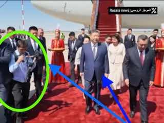 צפו: האבטחה של שי ג'ינפינג משכה צלם שהתקרב מדי במהלך הגעתו על השטיח האדום לבישקק לפסגת SCO.