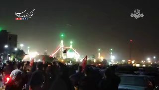 🎦 אנשים מזמרים על שביל ההליכה לכיוון מסגד ג'מקאראן לפני תחילת טקס התפילה וקבורתו של מנהיג המהפכה ההרוג בקום.