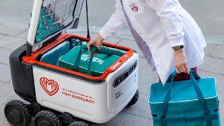 До чего техника дошлаРоботов-доставщиков «Яндекса» взяли на службу в две московские больницы.Роверы доставляют пробы и материалы из отделений в лабораторию или выполняют срочные поручения по команде медперсонала. Для этого они оснащены дезинфицируемыми тер