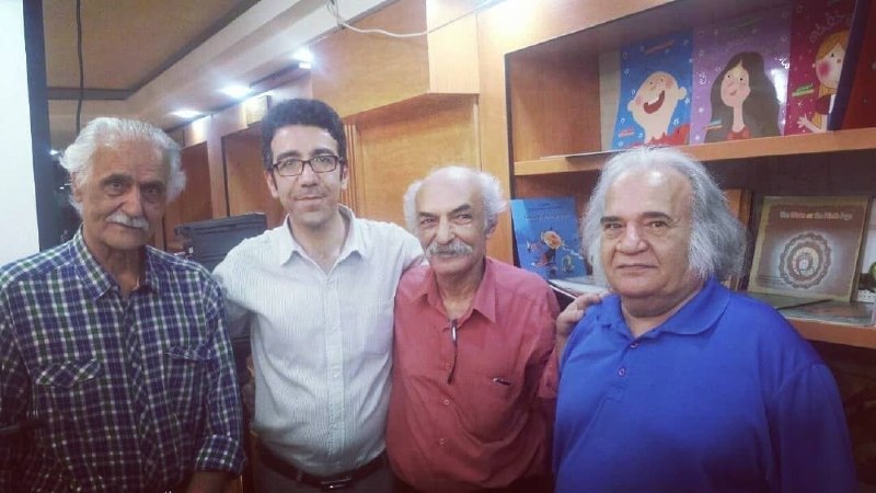 ان‌در امیدواری...: عکس بالا: زنده یاد هوشنگ چالنگی، من، هرمز علی‌پور که عمرش بلند باد و حمید عرفان نازنین که امیدوارم تندرست باشد.عکس پایین
