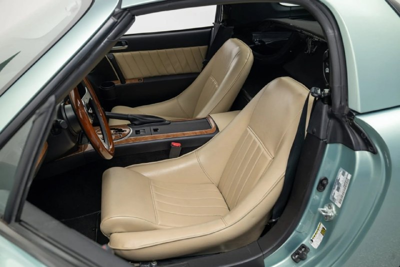 Mazda MX-5 превратили в винтажный Aston Martin и выставили на аукцион всего за $23 тысячи. 4